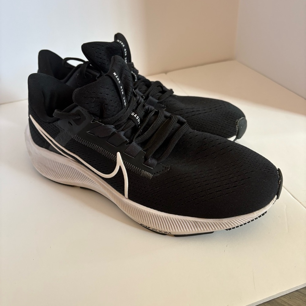 Nike Black and White Womens Athletic Sneakers - Picture 3 of 9